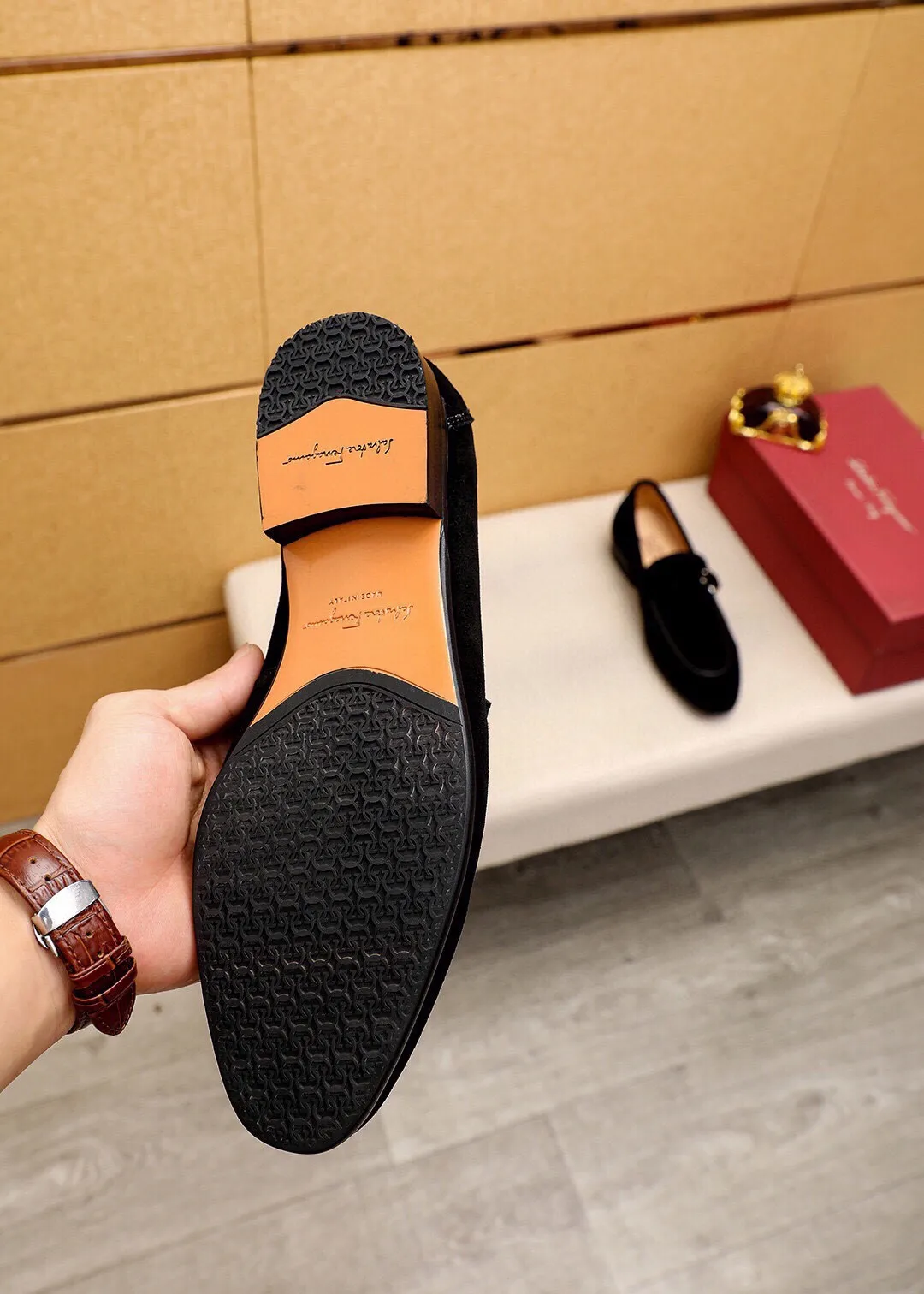 Men's shoes 💰460 💐 Product trademark: Ferragamo "Ferragamo" casual leather shoes Regular size: 38-44 (45.46.47🉑️Customized) Product materials: Selected imported first-layer frosted calfskin upper + luxury hardware buckle, imported water-dyed cow leather lining. Strong three-dimensional visual effect, original outsole color: 2 colors available